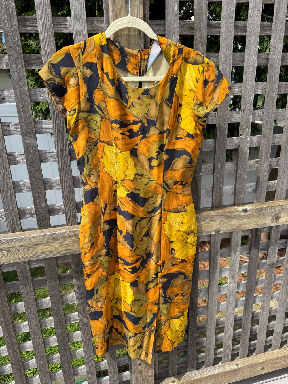 Floral fitted tailored cap sleeve
Dress